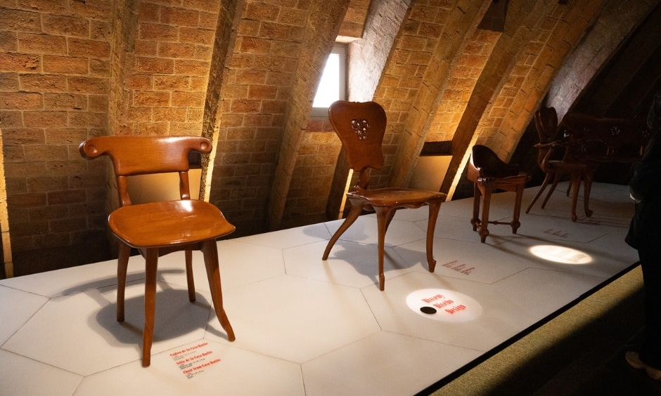 exposition meubles conçus par gaudi casa mila