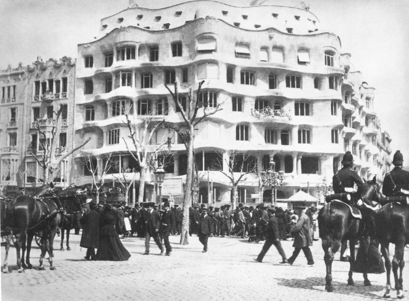 photo casa mila 1911 balcons pas installes
