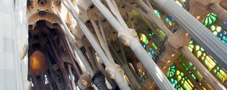 sagrada familia piliers en diagonale