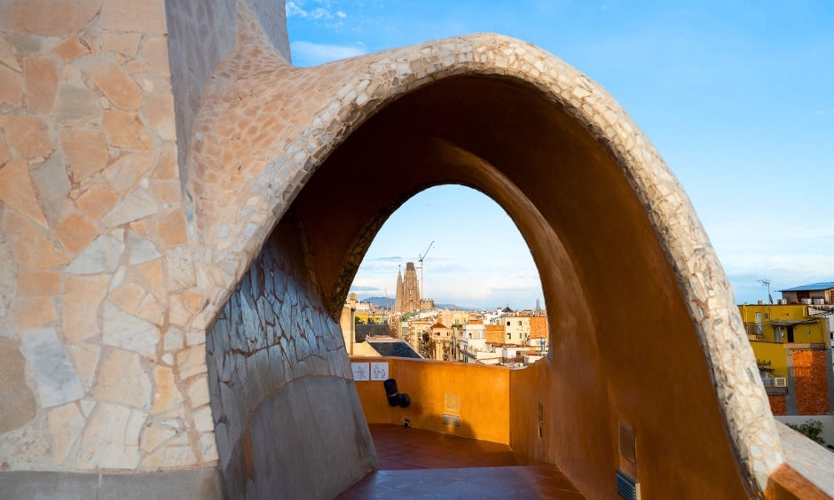 vue sagrada familia depuis toit casa mila