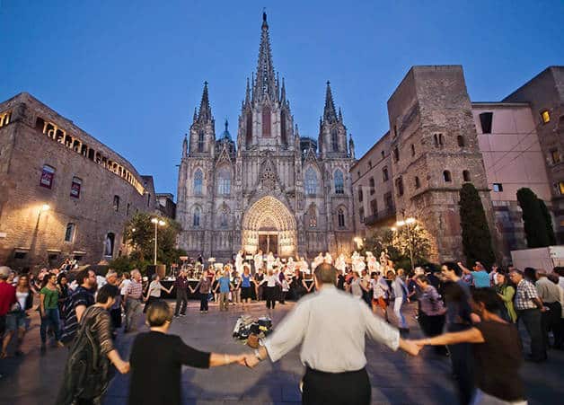 Sardane place de la cathédrale de barcelone