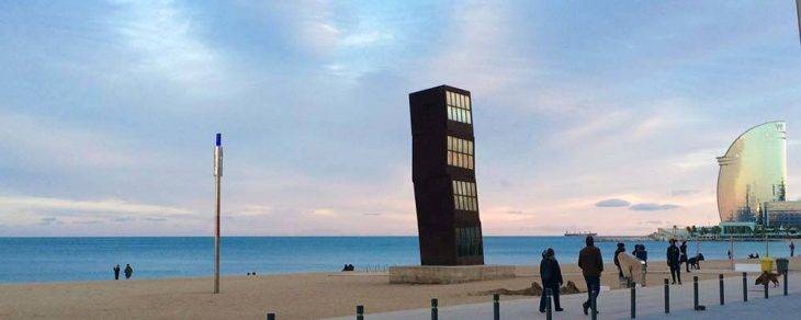 art public: sculpture de la barceloneta: estel ferit