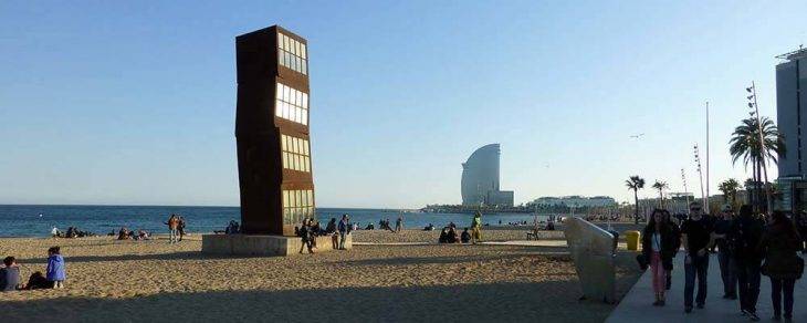 Barceloneta: sculpture et hôtel W en fond