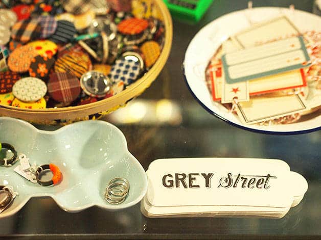 grey street détails (bagues et étiquettes)