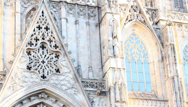 détails de la façade de la cathédrale de Barcelone