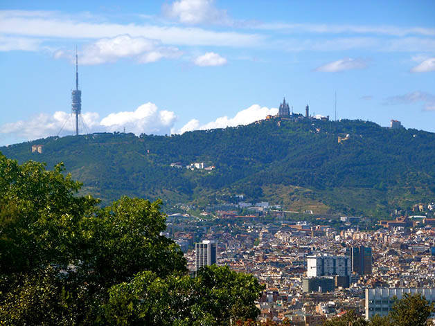vue du Tibidabo depuis le Montjuïc: monter en funiculaire