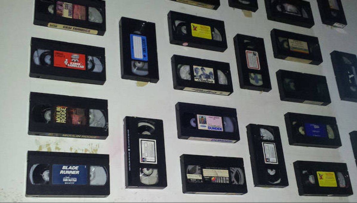 meilleur-bar-polaroid: mur recouvert de cassettes vidéo 