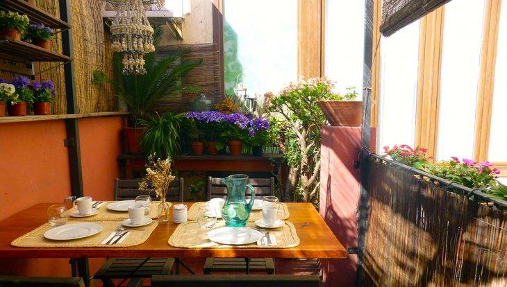 terrasse et table de petit déjeuner de l'hostal Poblenou
