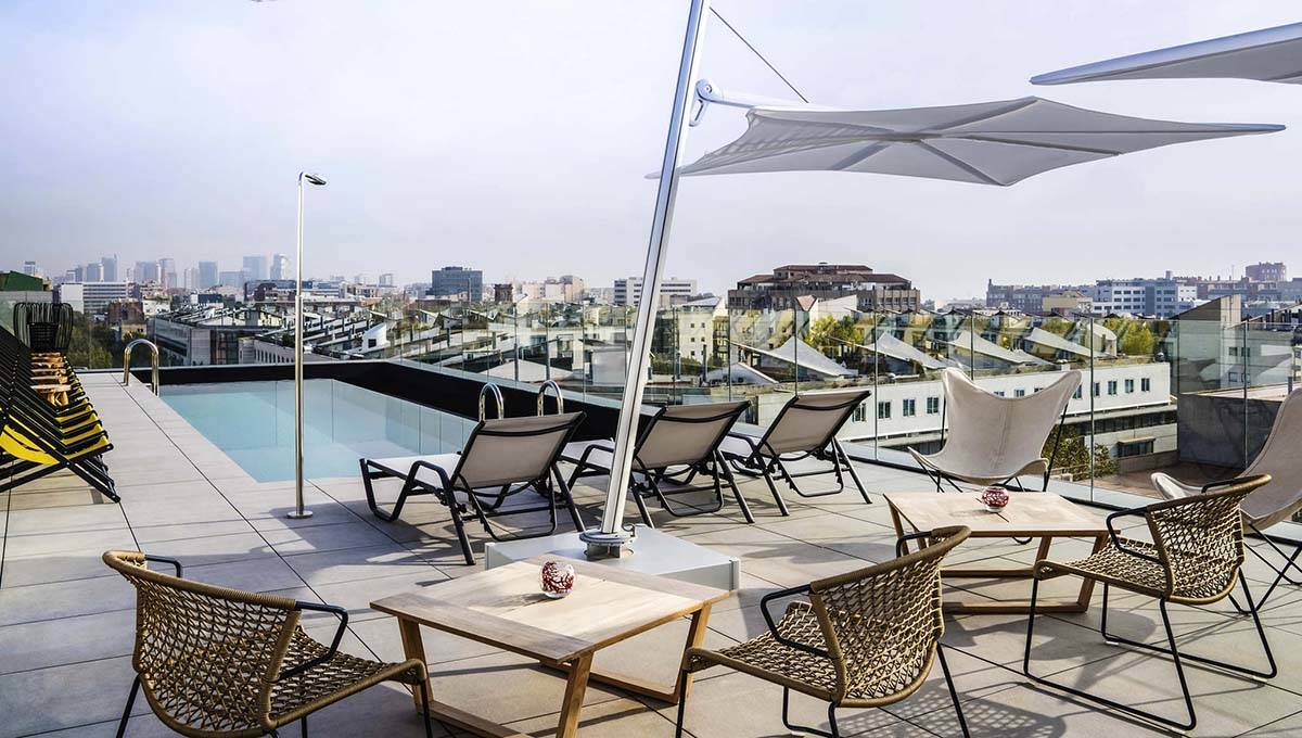 piscine et terrasse de l'hôtel Ibis style de barcelone