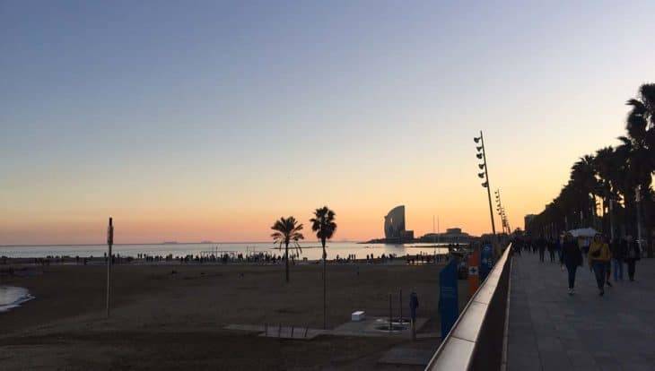 coucher de soleil sur la plage de Barcelone