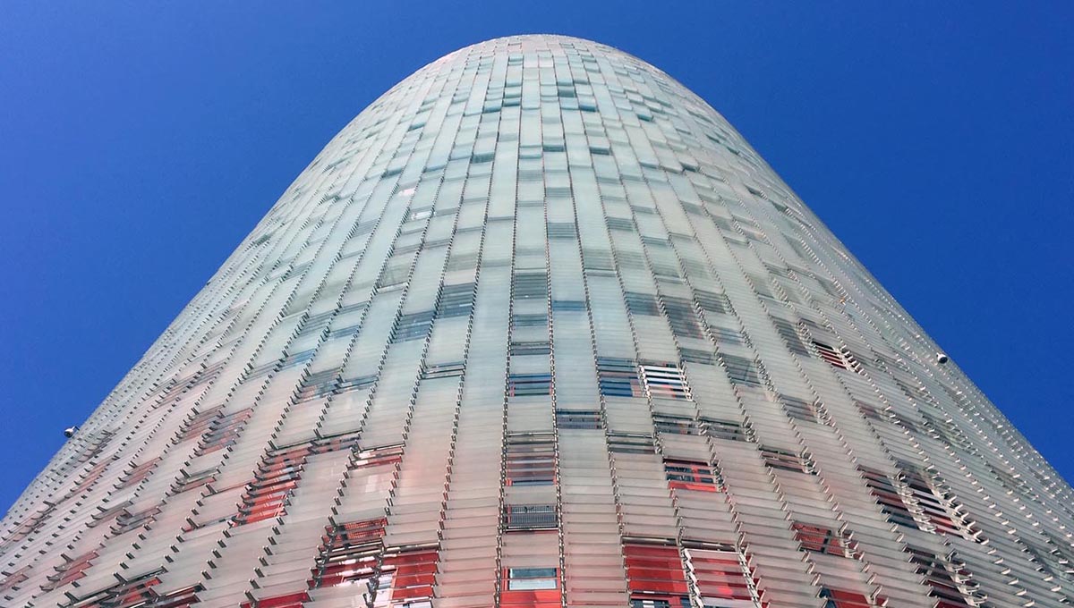 La tour Glòries (ou tour Agbar) de Jean Nouvel : un gratte-ciel devenu emblématique à Barcelone