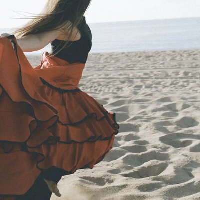 Danseuse de flamenco en robe rouge sur une plage, visuel de Ciutat Flamenco, Barcelone