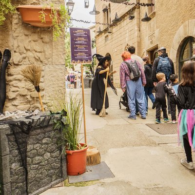 Familles et sorcières dans les rues décorées du Poble Espanyol pour Halloween, Barcelone