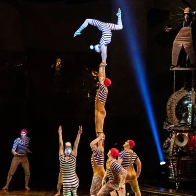 Acrobates de KURIOS du Cirque du Soleil, près de Barcelone