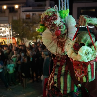Zombie déguisé en clown devant la foule au festival de Sitges, près de Barcelone